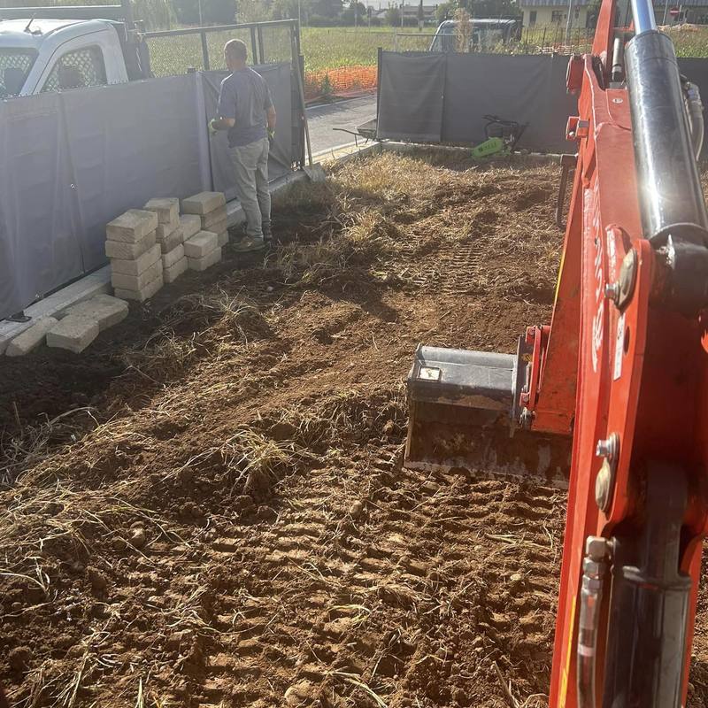 Scavo e movimento terra con escavatore