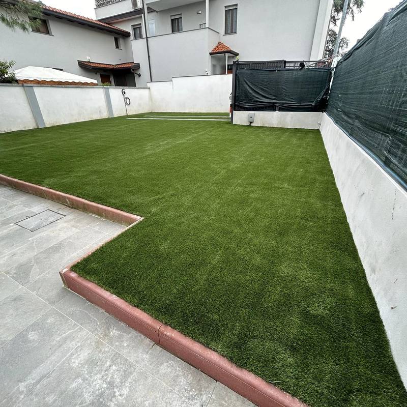 Cortile finito con prato e bordure