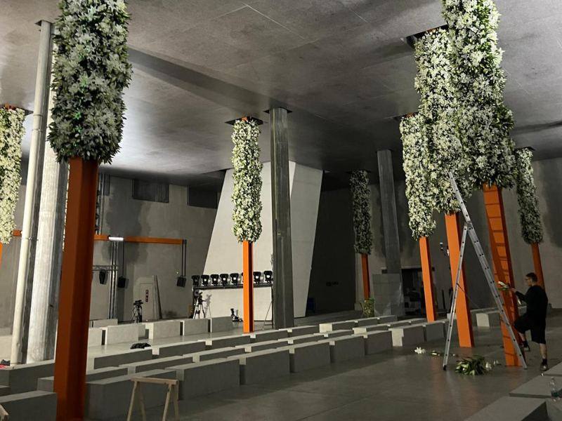 Colonne rivestite di fiori bianchi per un evento