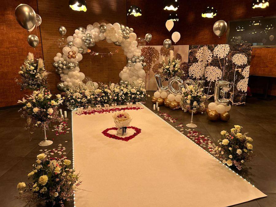 Allestimento floreale con arco di fiori bianchi per una cerimonia