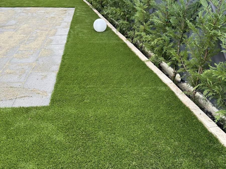 Prato sintetico appena posato in un giardino
